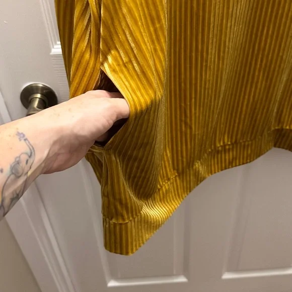 MTS Gold Ribbed Velvet Top - Picture 6 of 7